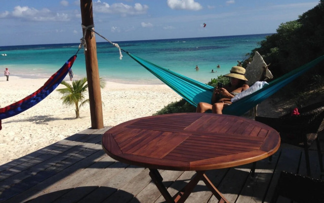 Room in Bungalow - El Secrereto Ocean Front Cabin