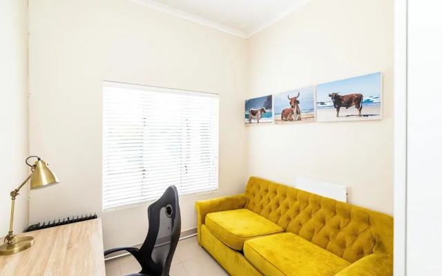 Modern Executive Unit
