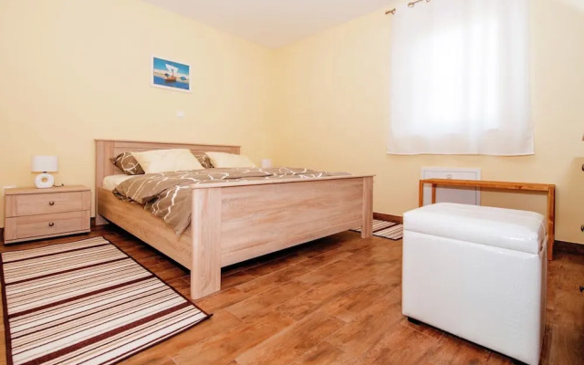 Spacious Holiday Home in Pakoštane near Sea