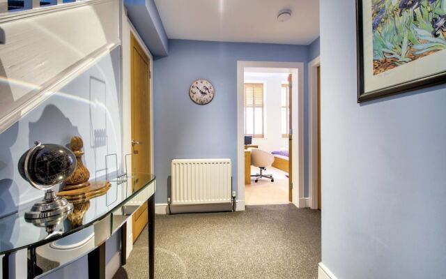 3bed/3bath Townhouse with Free Parking And Balcony