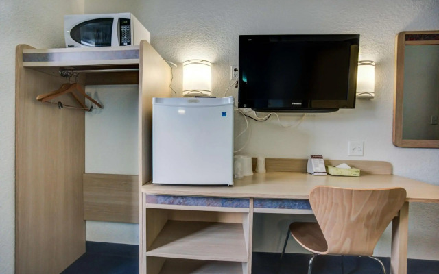 Motel 6 Red Deer, AB