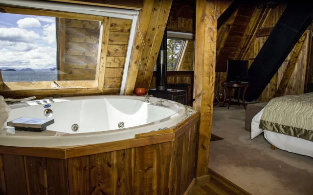 La Sirenuse Lake Resort
