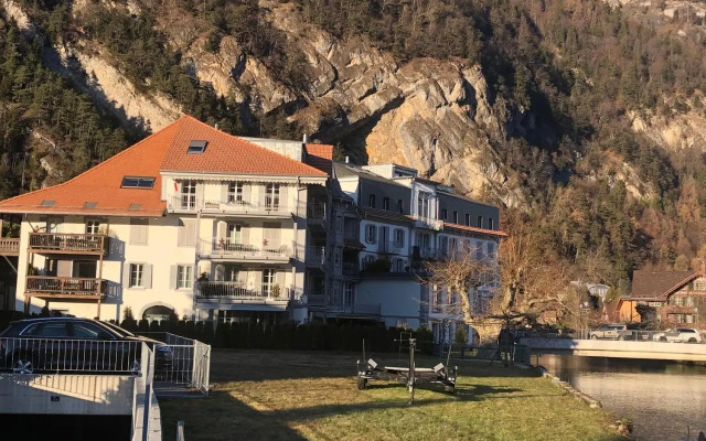 City Center Apartment with Mountain View
