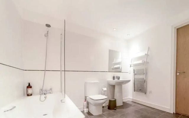 Modern City Centre 2BD Apt W Balcony & Parking