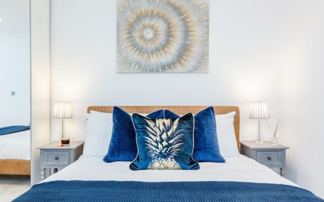 Large Windsor Apartment Free Parking Single or King Beds