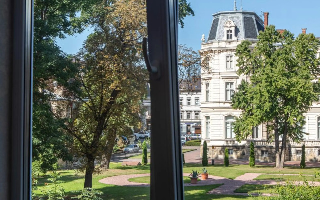 2 bedroom apartment Tykha street city center with parking place