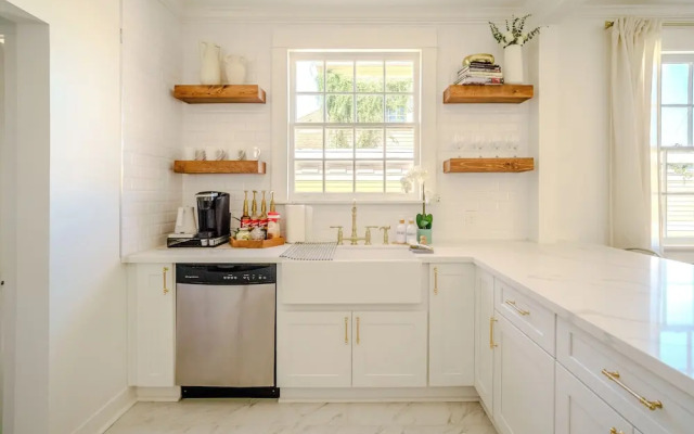*FREE* Parking/Renovated Gem near French Qtr