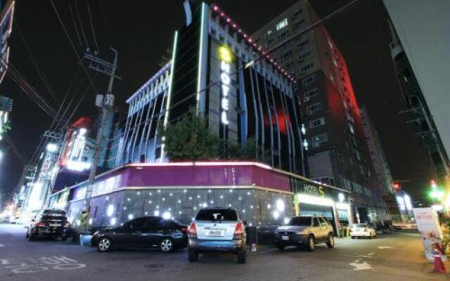 Hotel S