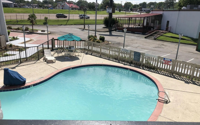 All Seasons Inn & Suites