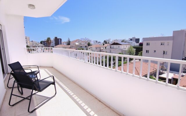 Phaedrus Living: Modern City View Flat Nafi