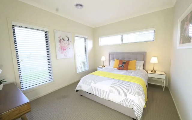Modern 6BRM House Big Group at Pakenham