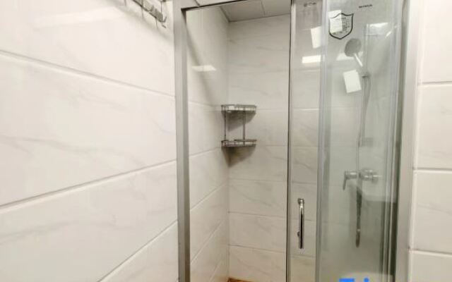 Youyi Hotel (Yangjiang Hailing Island Beiluowan Scenic Area)