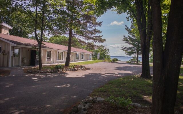 M-22 Inn Suttons Bay