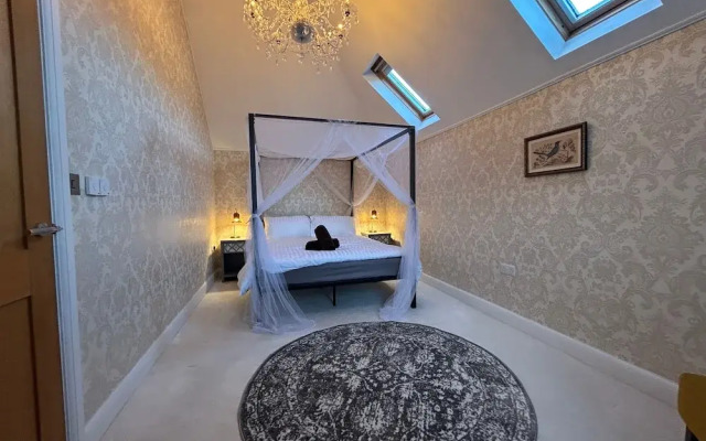 Elegant Retreat: Classic Style and Modern Comfort