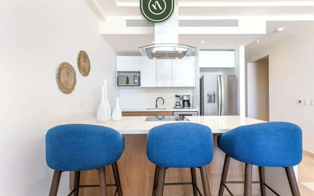 Luxury 2 BR Condo - Oceanview Pool - Gym