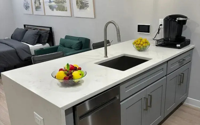 Modern 1BR 1BA Apartment
