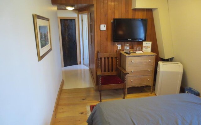 Couette et Fourchette, Saint sauveur B&B au cœur du village, Restaurant Apportez votre vin