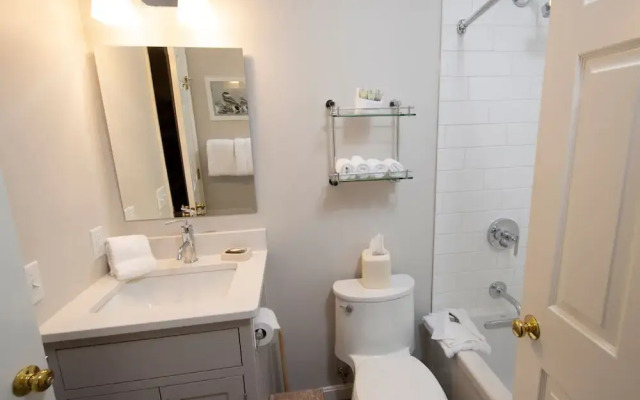Modern & Updated Winterplace 3br- Sleeps 12 3 Bedroom Condo by RedAwning