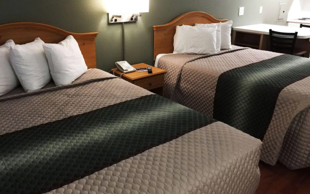 HomeTowne Studios By Red Roof Gainesville, GA