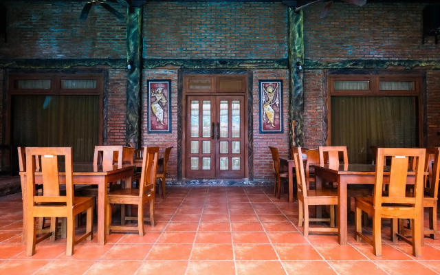 Hotel Savitri Country
