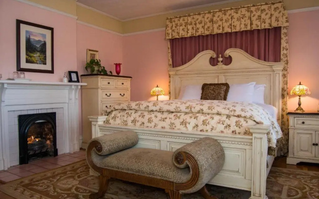 Oak Hill on Love Lane