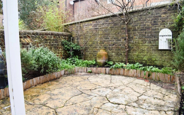 Stylish and Spacious 4 Bedroom Queen's Park House