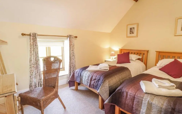 Cosy Barn - Sleeps 8, Hot Tub & Countryside Views