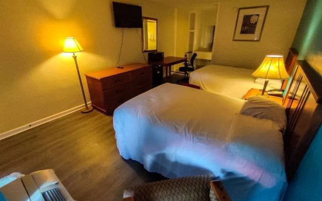 Clover Inn & Suites