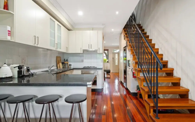 Spacious 2-bed Townhouse With Garage & Patio