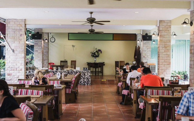 Feung Nakorn Balcony Rooms and Cafe