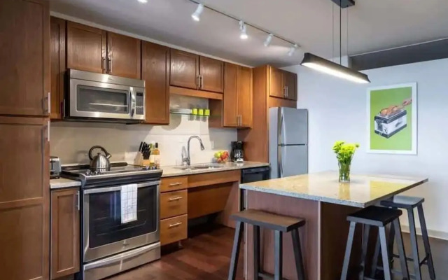 Stunning CozySuites on Elm St. 09