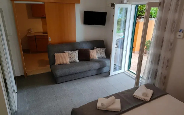 A3 Beachfront apt With big Terrace and sea View
