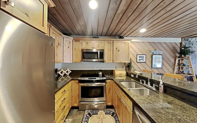 One Bedrooms At Snowbird Condos Slopeside - Free Wifi & Assigned Parking!