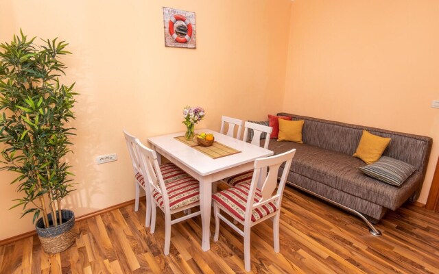 Amazing Apartment in Podstrana With 2 Bedrooms and Wifi