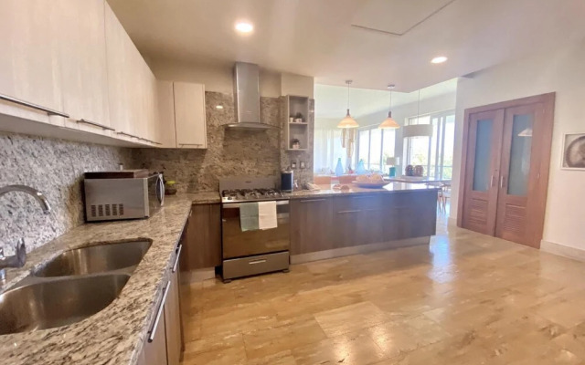 Georgeus 4BR Apartment at Blue Jacktar