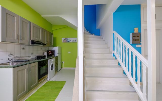 Anonymous - 2BR - 2Floors - Central