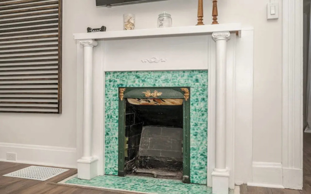 Historic Ludlow Apt A