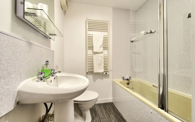 Charming Grassmarket Apartment with Castle View