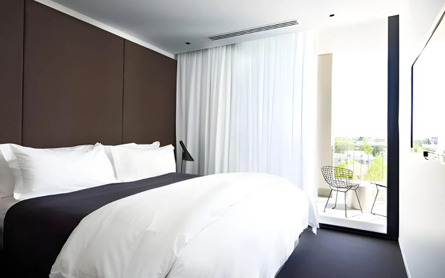 Burbury Hotel & Apartments