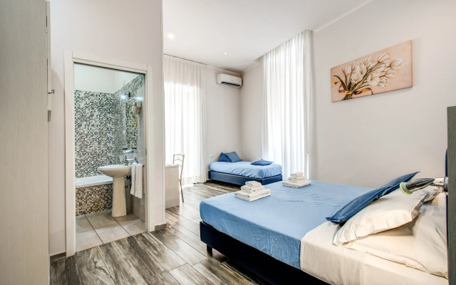 Napoli's Gold Hotel