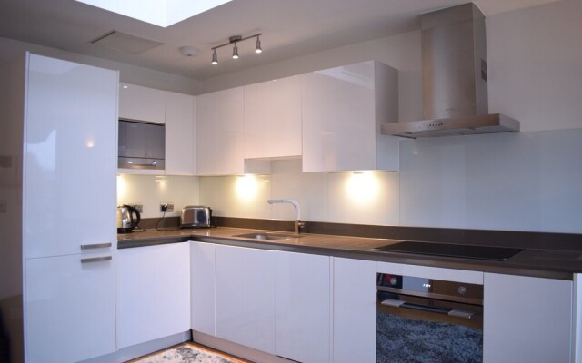 Modern 1 Bedroom Flat in Chelsea With Balcony