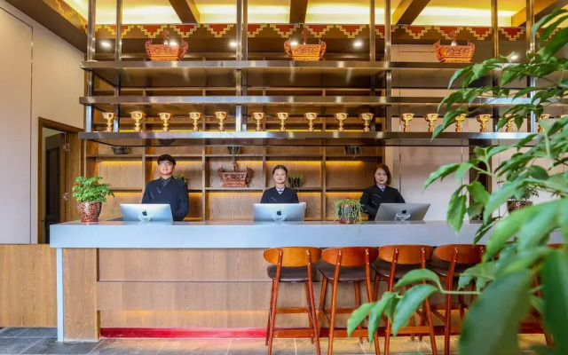 The 5th Meteorite Glory Hotel