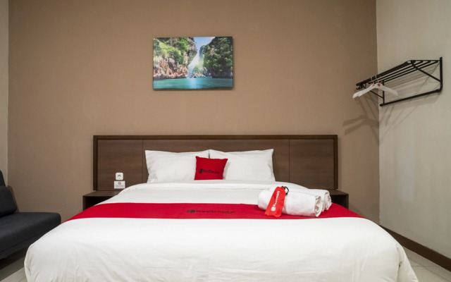 RedDoorz Plus near Ronggowarsito Museum Semarang