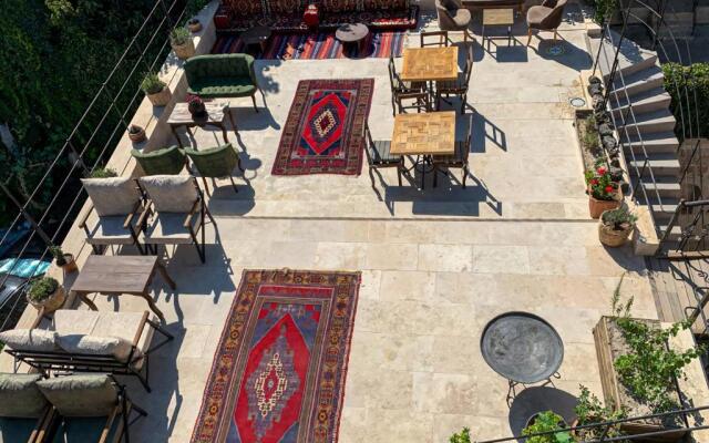 Risus Cave Suites