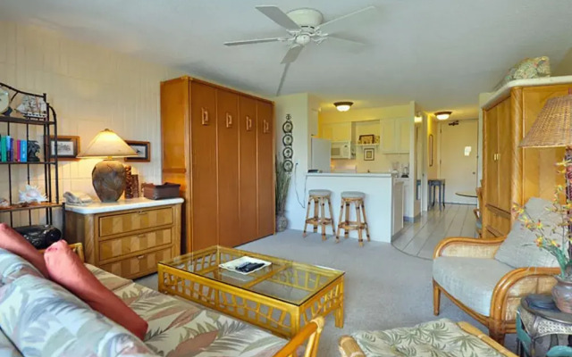 Lahaina Shores #522 Studio Bedroom Condo by RedAwning