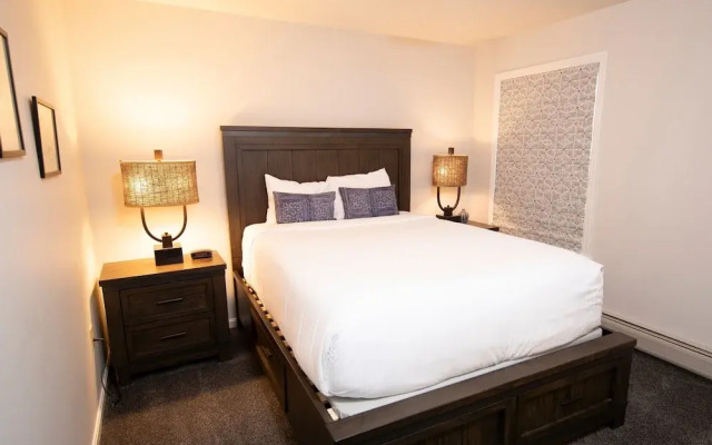 Modern & Updated Winterplace 3br- Sleeps 12 3 Bedroom Condo by RedAwning