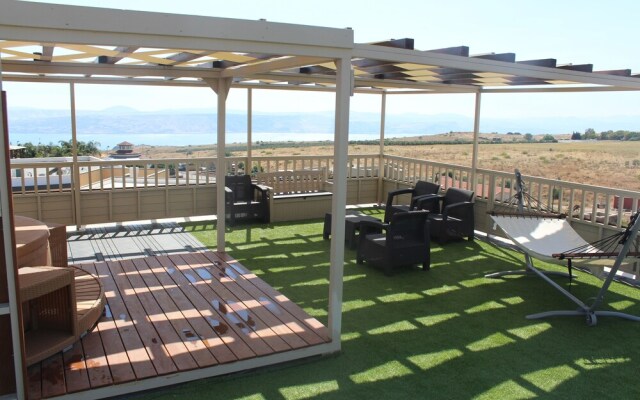 Lakeside Terrace