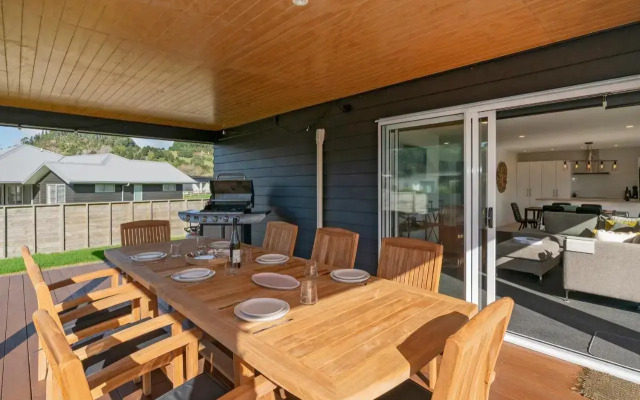 Sundaze Escape - Cooks Beach Holiday Home