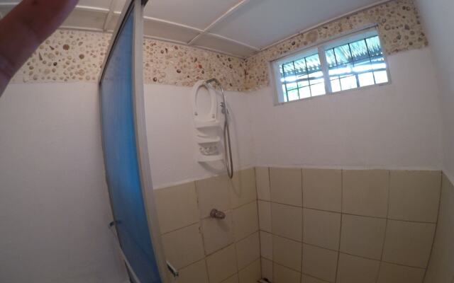 Esterillos Beach House Hostal