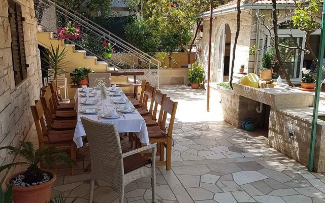 Apartment Zora - with large garden terrace: A Donji-Polanda Supetar, Island Brac